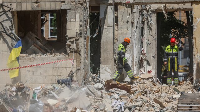 Тримата ранени пожарникари понастоящем са настанени в болница.