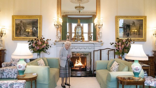 Лекарите на кралица Елизабет II са загрижени здравето ѝ Лекарите прегледаха