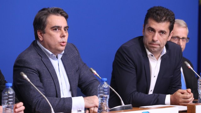 Министърът на финансите Асен Василев и министърът на енергетиката Александър