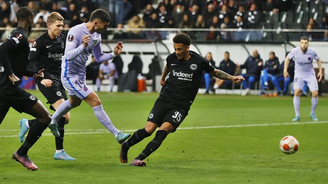 Барселона измъкна щастливо 1 1 при гостуването си на Айнтрахт Франкфурт