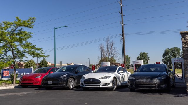Американският производител на електромобили Tesla обяви изтегляне на близо 1 1
