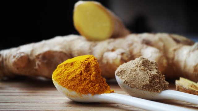 Куркумата е цветно коренче чийто прах използваме най вече в кулинарията