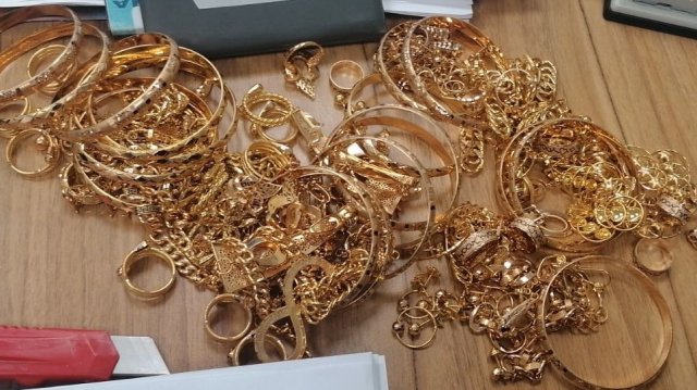 Митнически служители задържаха 1790 грама златни изделия в товарен автомобил