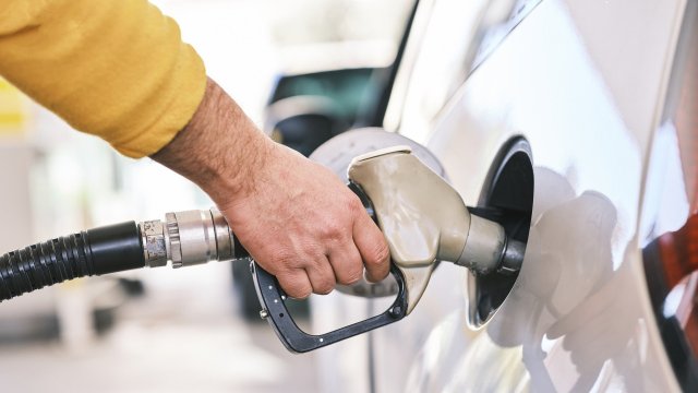 Дълги опашки се образуваха по бензиностанциите в Скопие снощи след