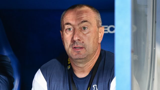 Треньорът на сините Станимир Стоилов е в постоянен контакт с