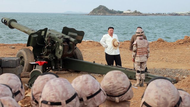 Северна Корея изстреля балистична ракета с малък обсег извърши артилерийски