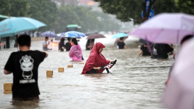 Внезапни наводнения в Югозападен и Северозападен Китай отнеха живота на