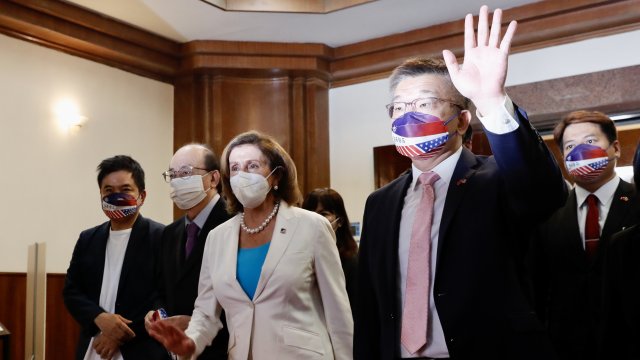 Председателят на Камарата на представителите на САЩ Нанси Пелоси отпътува