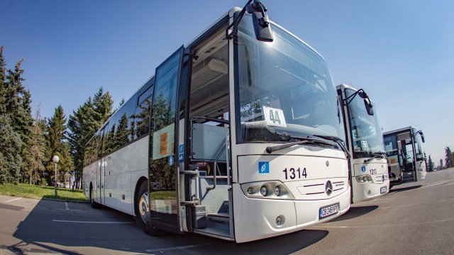 В два автобуса на столичния градския транспорт които се движат
