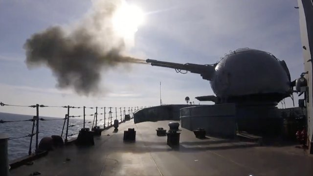 Руски военни кораби са обстрелвали с ракети и артилерия крайбрежни