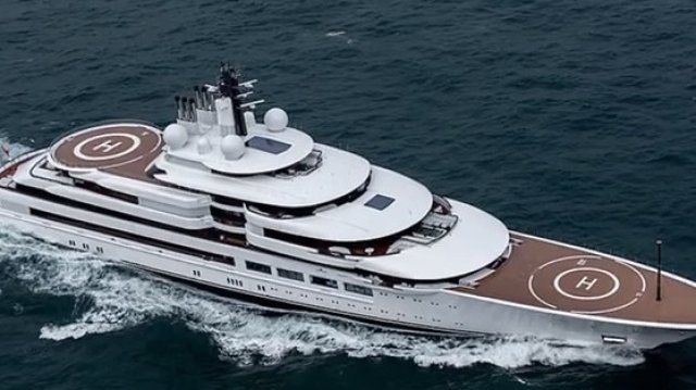 Италианските власти блокираха на пристанището на Маса Карара мегаяхтата Шехерезада