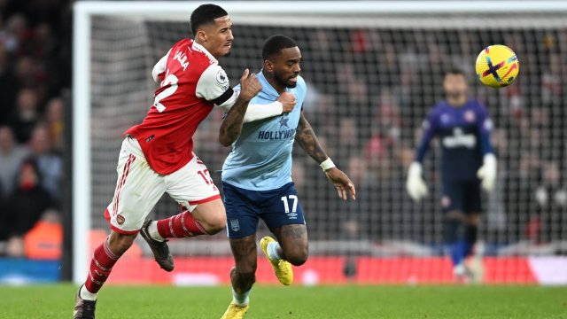 Лидерът във Висшата лига Арсенал отново се издъни и стигна