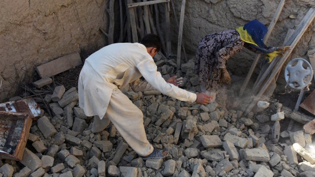 Най малко 255 човека са загинали при земетресението в Афганистан тази