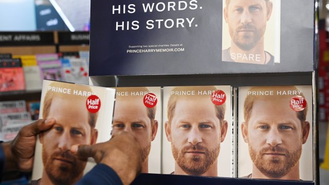 Най малкият внук на Елизабет II принц Хари е успял да