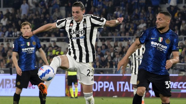 Манчестър Юнайтед работи върху трансфер на полузащитника на Ювентус Адриен Рабио