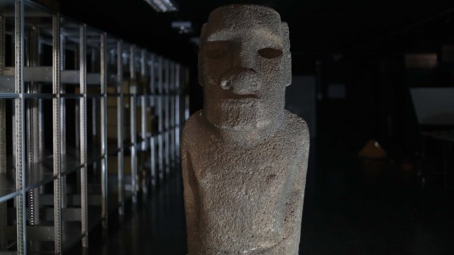 Огромна статуя Моаи потегли към Великденския остров от Чили след