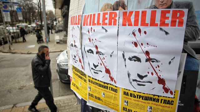 От години България играе внимателна двойна игра опитвайки се да