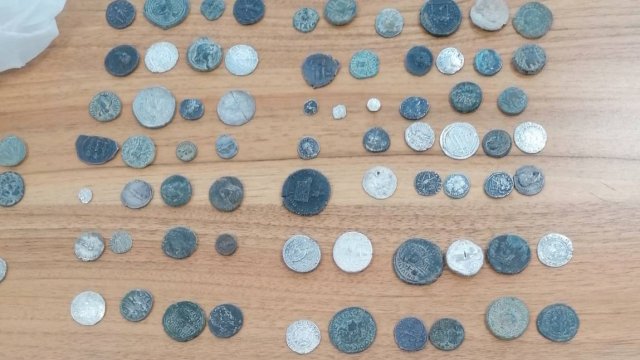 Контрабандно пренасяни 372 старинни монети задържаха митническите служители при проверка