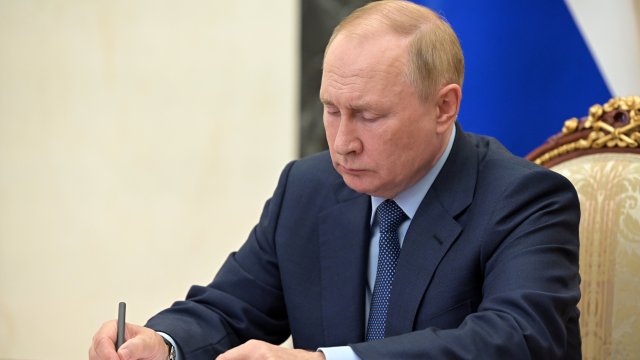 Президентът Владимир Путин затегна контрола си върху два ключови сектора