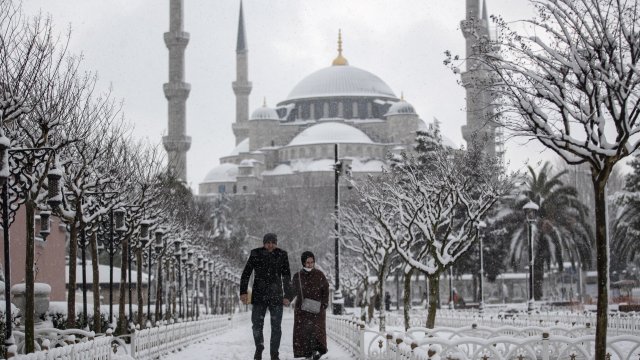 Във връзка с продължаващите обилни снеговалежи в област Истанбул е