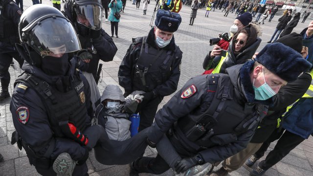 Повече от 4300 души бяха задържани в десетки руски градове