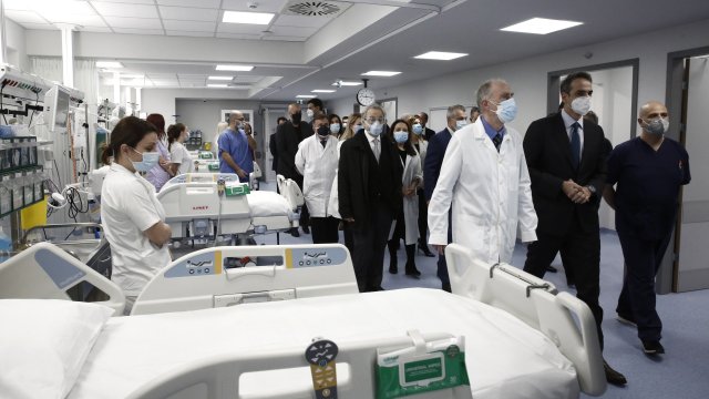 Държавните болници в Гърция са препълнени с пациенти заради четвъртата