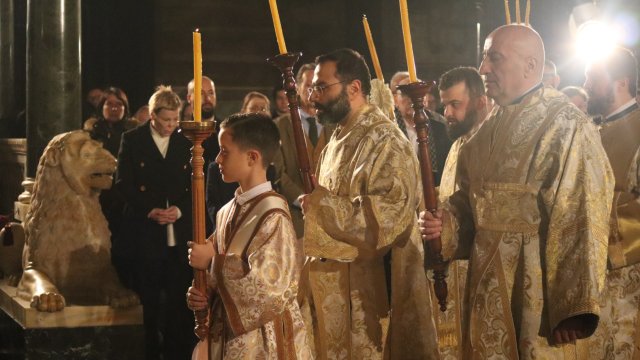 Десетки миряни се събраха в катедралния храм Св Александър Невски
