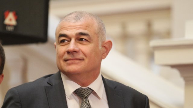 Социалният министър Георги Гьоков се яви в парламента за да