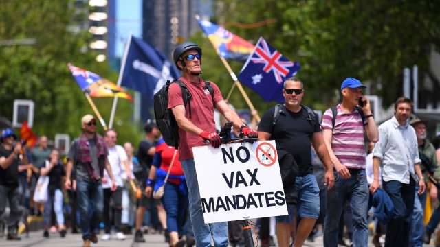 С викове Свобода свобода и с плакати с надпис Спрете