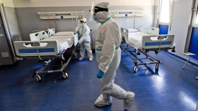 Жител на италианския регион Кампания заразен с новия щам Омикрон на