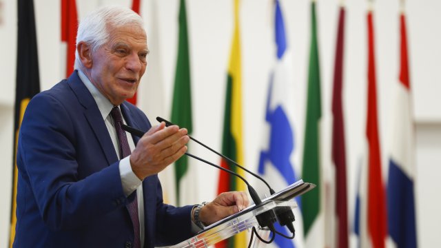 Европейският съюз призовава Русия да прераз­гледа своето решение да се