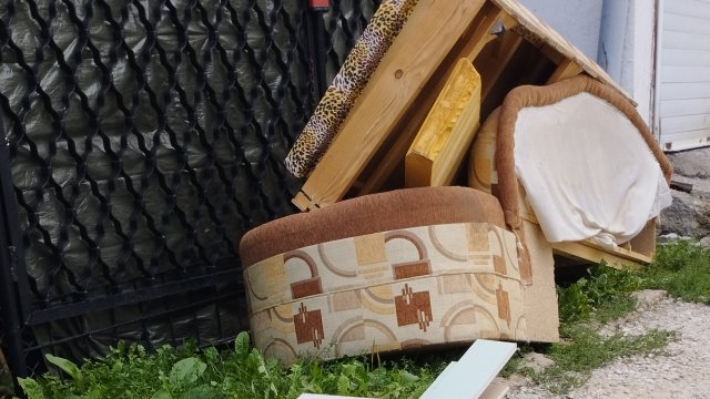 Незаконни сметища преливащи контейнери безразборно изхвърлени едрогабаритни отпадъци боклуци