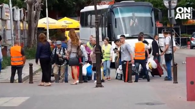 Над 10 автобуса и 8 вагона бяха осигурени днес за