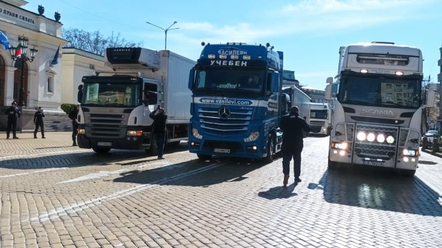 Камиони блокираха бул Цар Освободител пред парламента Министърът на регионалното