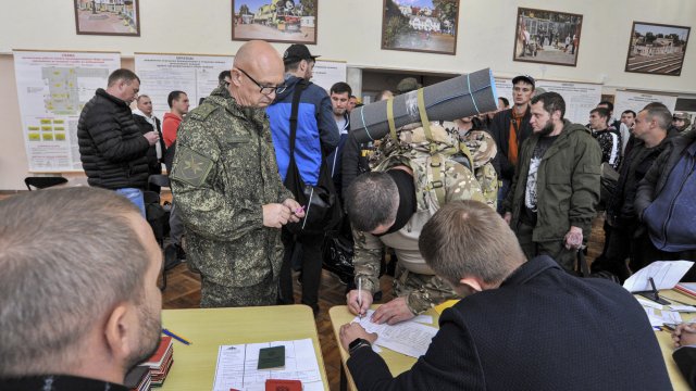 Решението на Владимир Путин да извика 300 000 души да