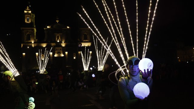 Атракция в колумбийската столица Богота коледен влак с многоцветни