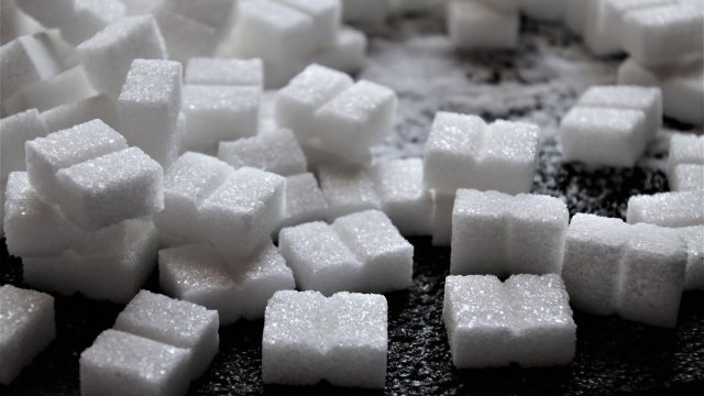 Фруктозата заедно с глюкозата е компонент на бялата захар и