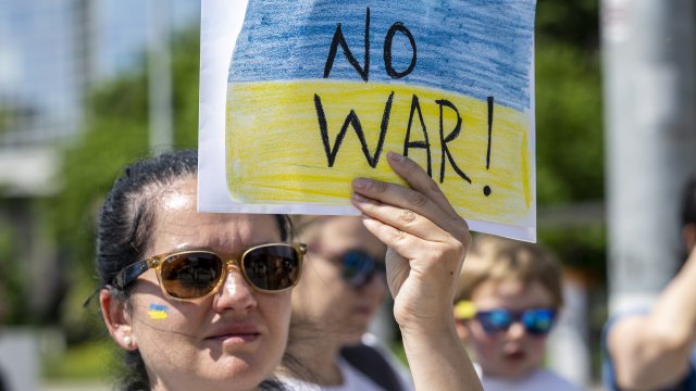 На фона на продължаващото обществено възмущение от инвазията на Русия