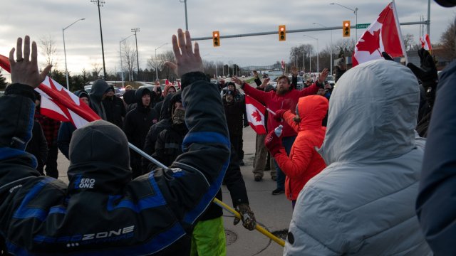 Полицаи с каски и щитове извършиха няколко ареста в канадската