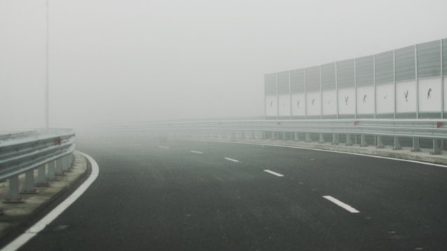 Ограничена видимостта поради мъгла в осем области на страната
