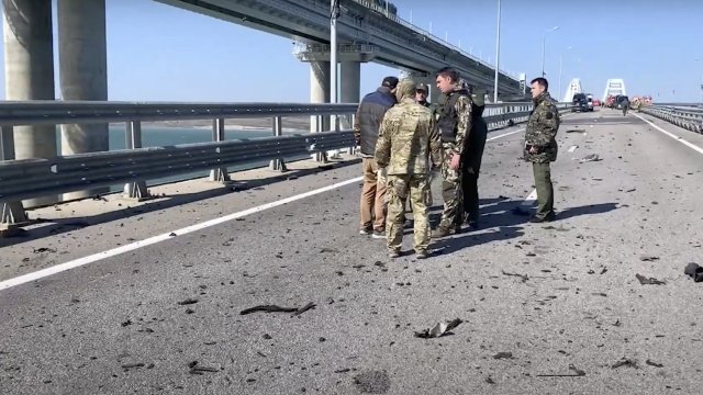 Трима души са загинали при взрива на Кримския мост. Следственият