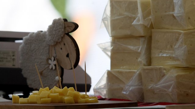 Кашкавалът скоро може да струва по магазините 30 лв за