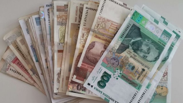 В края на 2022 г парите в обращение в България