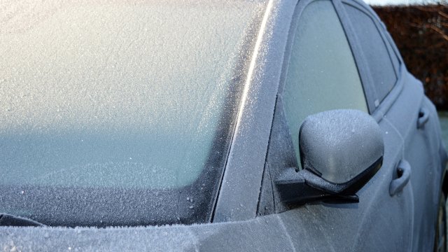 Премахването на леда от замръзналото стъкло на автомобила се превръща