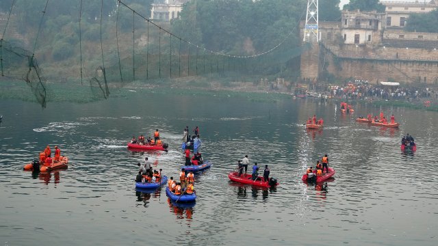 Расте броят на жертвите след срутването на висящ мост в