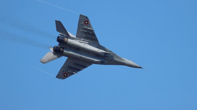 Със зрелищна демонстрация пилоти от авиационната база Граф Игнатиево представиха