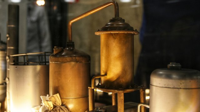 Консумацията на алкохол с неясен произход и качество крие опасност