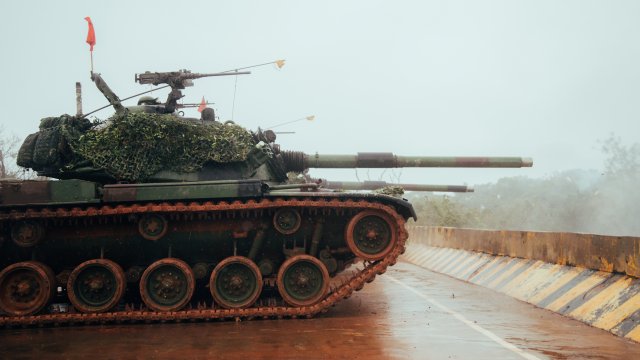 Русия проведе танкови маневри с жива стрелба в близост до