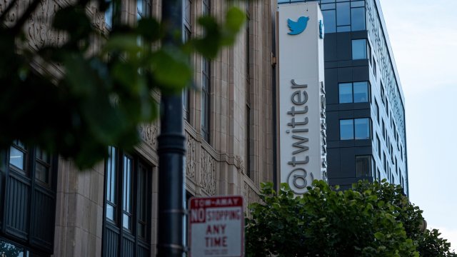 След като съкрати почти половината от персонала на Twitter в