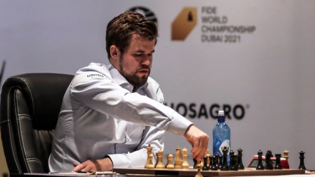 Световният шампион Магнус Карлсен и претендентът Ян Непомняшчий завършиха реми